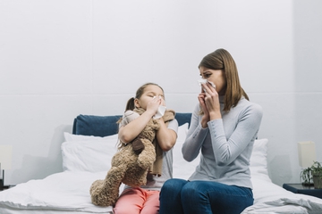 6 Tips Merawat Si Kecil yang Sakit saat Anda juga Sakit