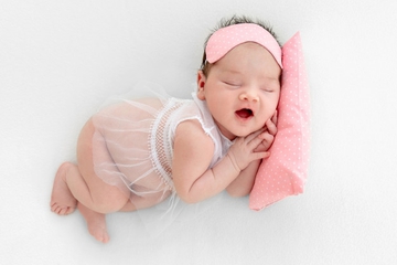 Kenapa Bayi Sering Tertawa saat Tidur? Ini Penjelasannya