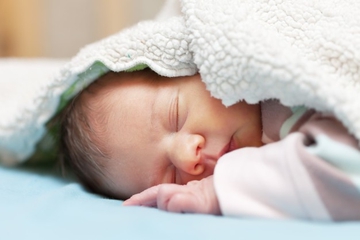 Bayi Baru Lahir Mengalami Menstruasi, Normalkah?