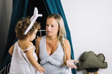 Kebiasaan yang Harus Dihilangkan saat Berbicara dengan Balita