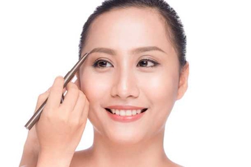 Rekomendasi 7 Pensil Alis Lokal Terbaik untuk Alis On Point