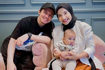 Potret Pasangan Zaskia Sungkar dan Irwansyah saat Mengasuh Anak