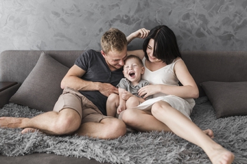 Moms Boleh Menggelitik Anak, Asalkan…
