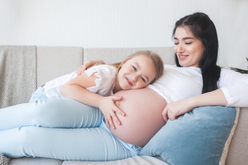 Janin Terlalu Aktif Bergerak? Ini Penyebabnya, Moms!