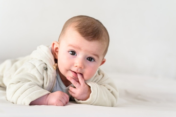 Bayi Anda Gemar Mengisap Jari? Ini Efeknya, Moms