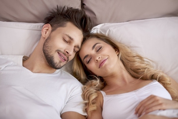 Perbaiki Kehidupan Seks Anda dengan Kebiasaan Tidur Ini, Moms!
