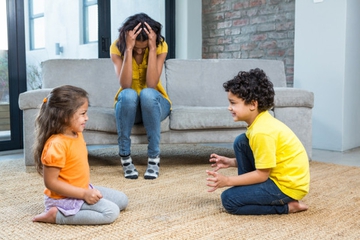 Tips Mengatasi Persaingan antara Kakak dan Adik