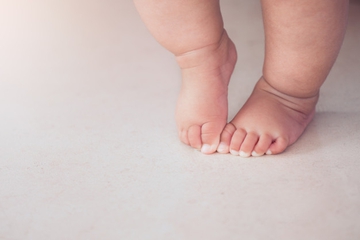 Penyebab Anak Sering Jatuh saat Belajar Berjalan