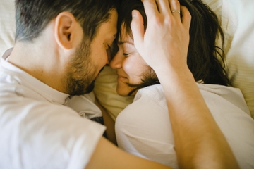 Selain Tambah Mesra, Ini Manfaat Bercinta di Pagi Hari