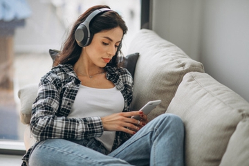 Awas! Ini Bahaya Terlalu Sering Menggunakan Headphone
