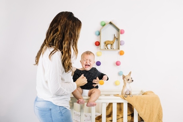 Ketahui Metode Cry It Out untuk Melatih Bayi Tidur Sendiri