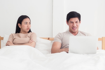 Bagaimana Cara Menghadapi Suami yang Hobi Belanja?
