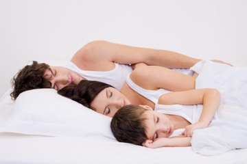 7 Manfaat Co-Sleeping atau Tidur Sekamar dengan Anak