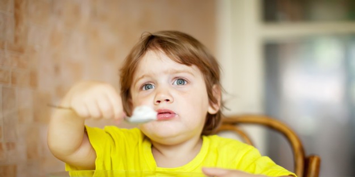 4 Tips Melatih Anak Makan Sendiri