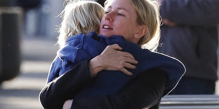 Naomi Watts Sedih Tinggalkan Anak-anak