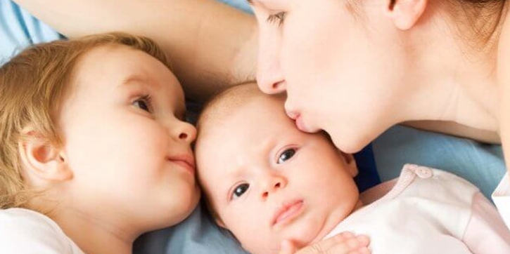 Tandem Nursing, Saat Harus Menyusui Dua Anak Sekaligus