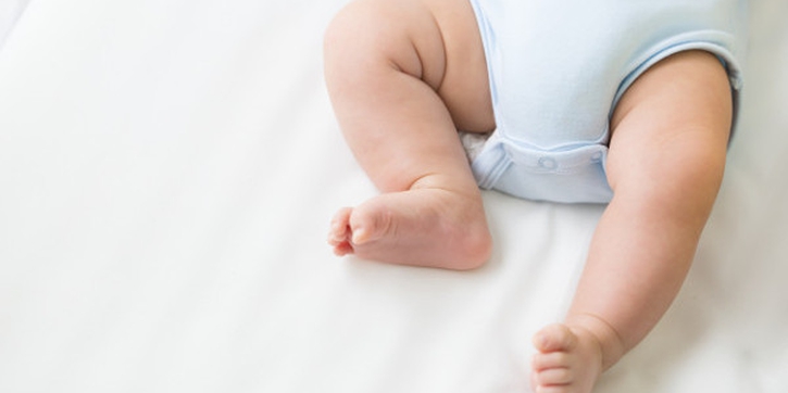 Kenali Arti dari Warna dan Tekstur Feses Bayi