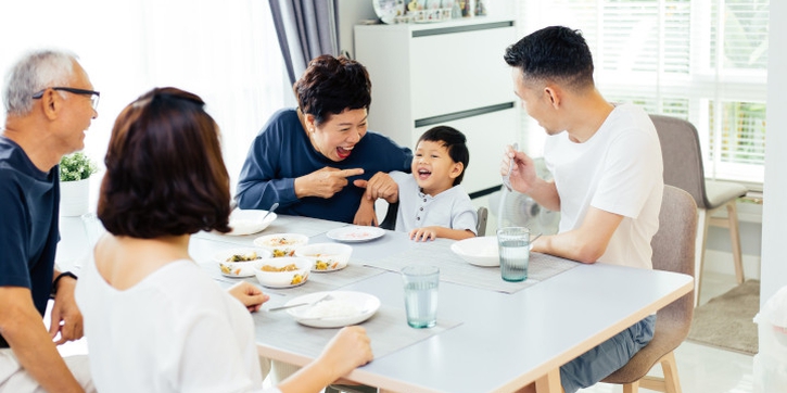 Menciptakan Momen Makan Bersama Menyenangkan buat si Kecil