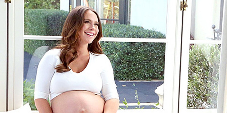 Jennifer Love Hewitt Bangga Tunjukkan Perut Hamilnya