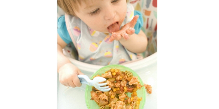 Biarkan Si Kecil Mengacak Makanan, Ini Efek Positifnya!