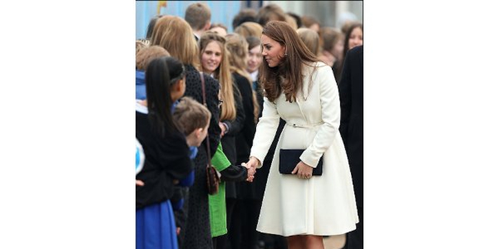 Kate Middleton Anggun dengan Warna Putih
