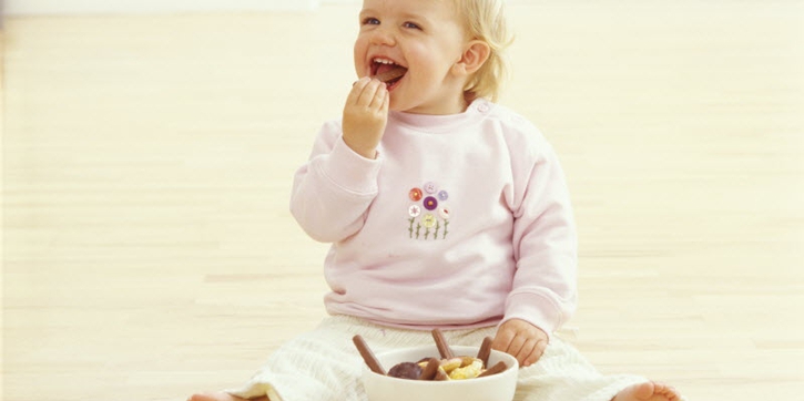 Kapan Bayi Boleh Makan Cokelat?