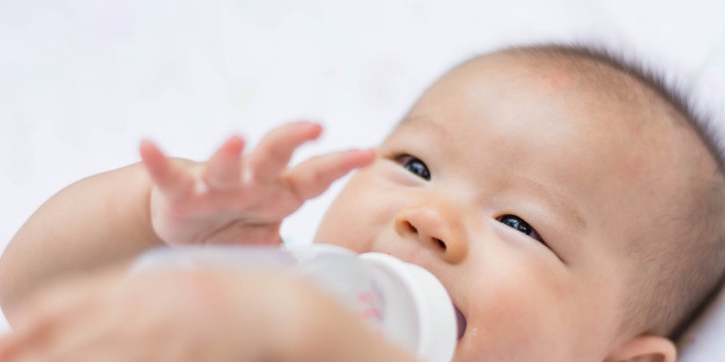 Moms, Batasi Si Kecil Ngedot di Malam Hari