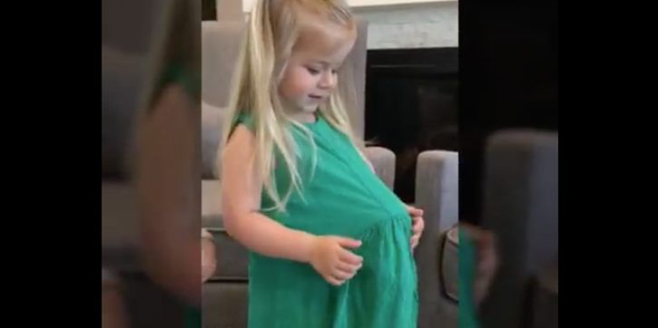 Duh, Lucunya Gadis Kecil Ini Umumkan Kehamilan Ibunya!