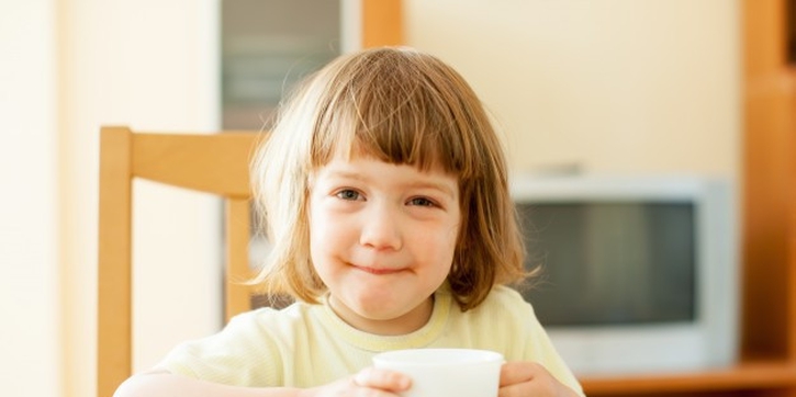 Si Kecil Suka Minum Teh Manis? Waspadai Risikonya, Moms