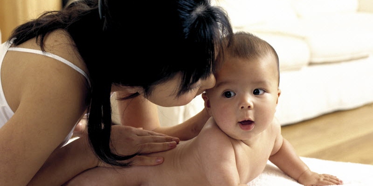 3 Langkah Tepat Pijat Bayi di Rumah