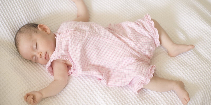 Manfaat Tidur dengan Lampu Redup bagi Newborn