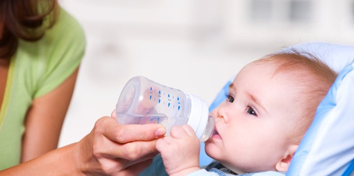 3 Alasan Bayi Baru Lahir Tidak Boleh Diberi Air Putih