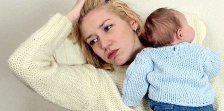 Jangan Biasakan Menggendong Bayi Sebelum Tidur