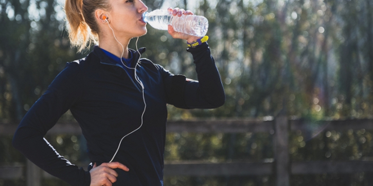 5 Waktu Tepat Minum Air Putih, Dapatkan Manfaatnya!