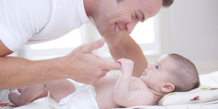 Perkembangan Tangan Bayi Usia 3-6 Bulan