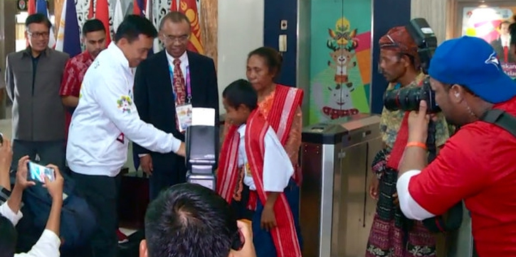 Kisah Heroik Joni Pemanjat Tiang Bendera