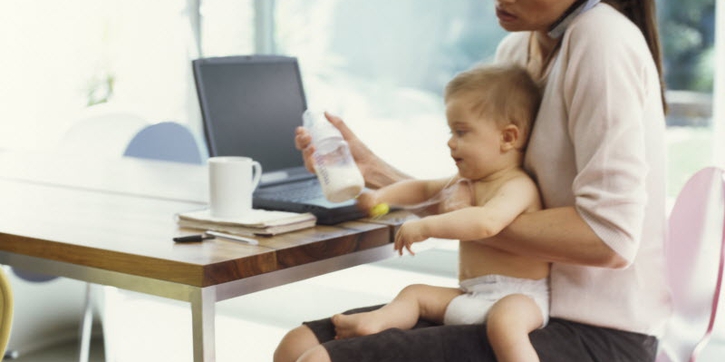 Tips Mengalihkan Perhatian Anak saat Anda Bekerja