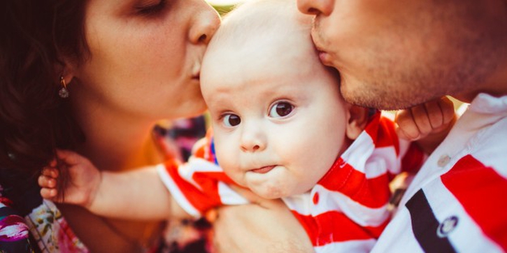 Moms, Ini Manfaat Mencium Bayi