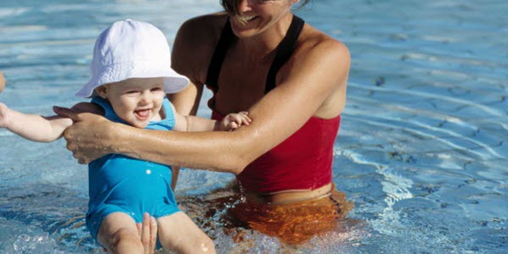 Ajak Bayi Berenang Sedini Mungkin