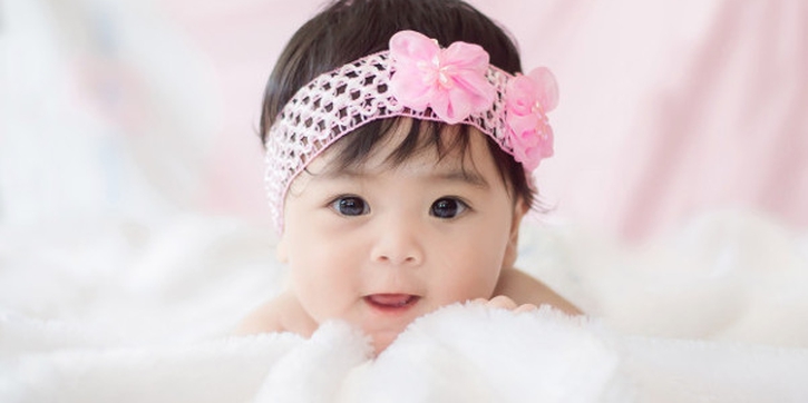 Menggunting Bulu Mata Bayi