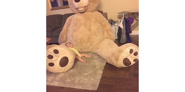 Kakek ini Belikan Teddy Bear Raksasa untuk Cucu