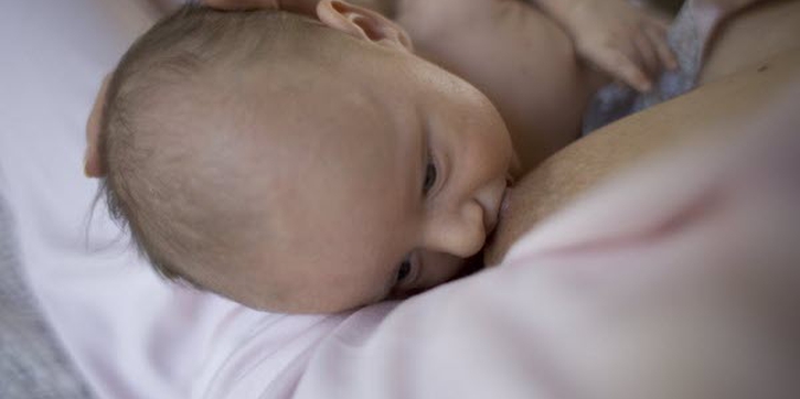 Aturan Menyusui Bayi di Malam Hari