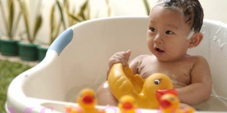 Bayi pun Perlu Mandi
