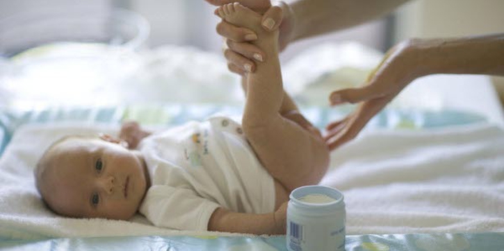 Tip Membersihkan Alat Kelamin Bayi