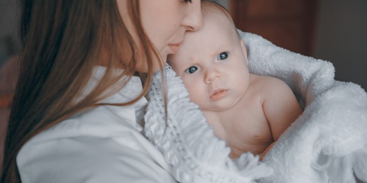 Bayi Tumbuh Gigi Sering Gigit Puting? Ini Solusinya!