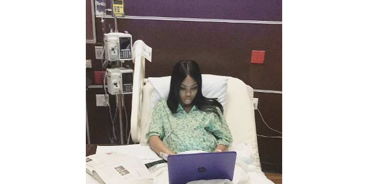 Ibu Ini Bersiap Melahirkan Sambil Belajar untuk Ujian