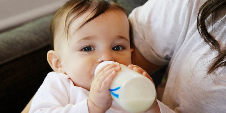 5 Trik agar Bayi Mau Minum dari Botol