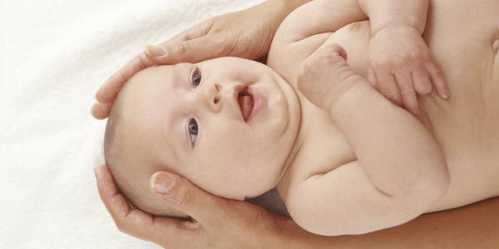 Trik Membersihkan Kerak di Kulit Kepala Bayi