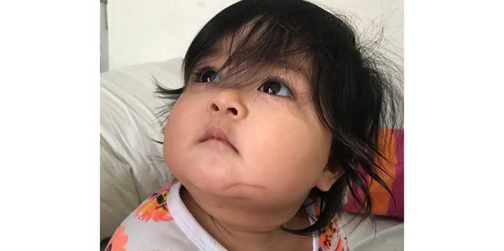 Bayi Penyanyi Ini Kejatuhan Lampu Panas di Mall!