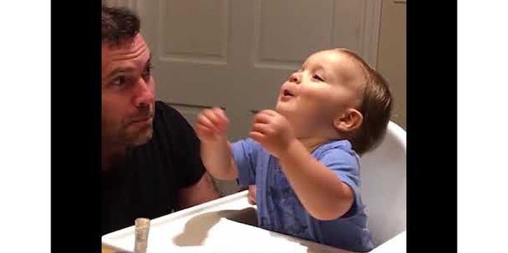 Video Viral! Duet Ayah dan Bayi Bernyanyi Bersama